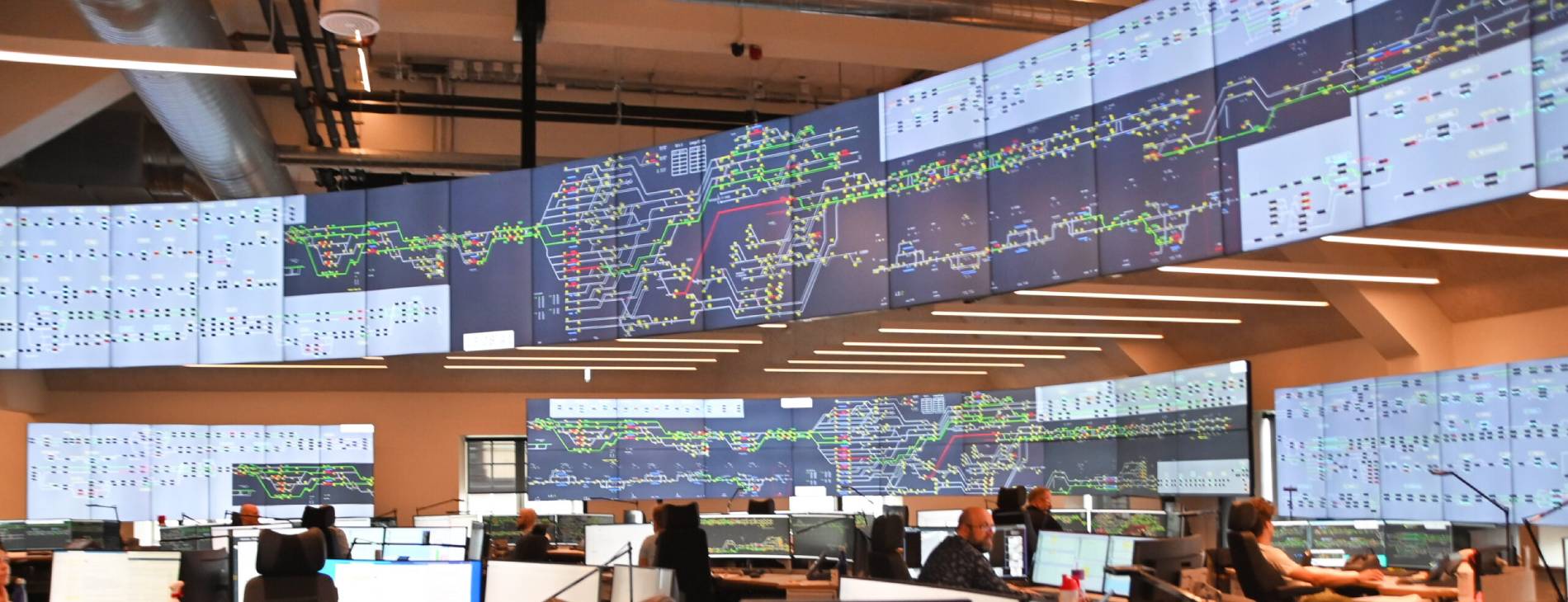 looking into the traffic management centre in Oslo: seeing a lot of screens; (c) Marianne Henriksen, Bane NOR
